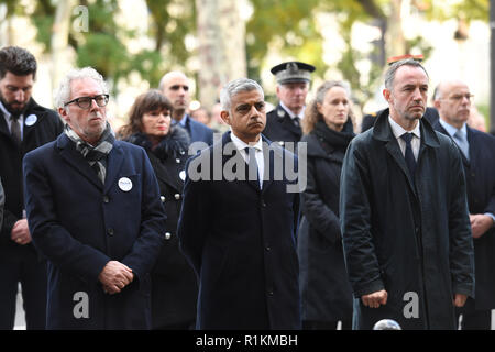 Maire de Londres Sadiq Khan (deuxième à gauche) visite le Bataclan salle de concert à Paris, le théâtre d'une attaque terroriste en novembre 2015, au cours d'une visite de trois jours aux capitales européennes où il rencontre les dirigeants d'entreprise et les hommes politiques. Banque D'Images