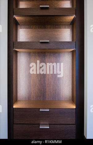 Dans les rayonnages de bois dressing Banque D'Images