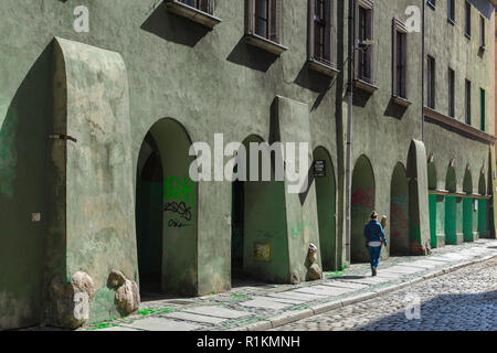 Rue de la ville de Poznan, vue sur une rangée de bâtiments historiques intégrant une colonnade au niveau du sol en Wodna Street dans la vieille ville de Poznan, Pologne. Banque D'Images