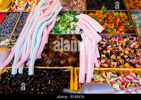 Bonbons au Caramel et bonbons. La vente au détail. Collection de bonbons gommeux colorés at market Banque D'Images