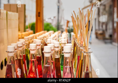 Bouteilles colorées de parfums avec des bâtons pour le parfum de la chambre. Banque D'Images