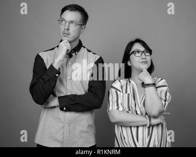 Portrait of multi ethnic couple divers penser Banque D'Images