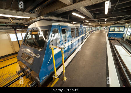 Le train de voyageurs diesel sur la jetée de Southend. Banque D'Images