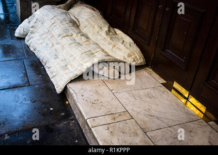 Personne sans-abri endormi à l'extérieur d'un théâtre près de Leicester Square, Londres, Angleterre Banque D'Images