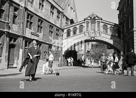 Photo: John Angerson nouvel étudiant pose pour des photos par Bridge of Soupirs, New College, Université d'Oxford, Angleterre. Banque D'Images