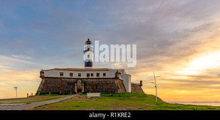 Sur le célèbre phare de Barra à Salvador, Bahia pendant le coucher du soleil en été dans le nord-est du Brésil Banque D'Images