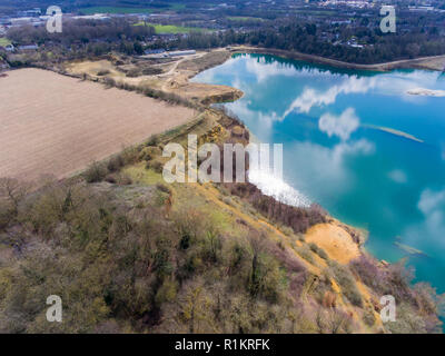 L'eau bleu dans une carrière désaffectée Banque D'Images