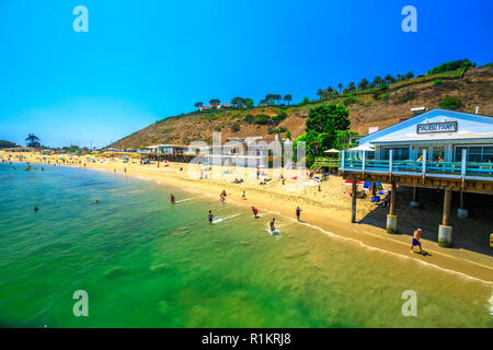 Malibu, California, United States - 7 août 2018 : paysage avec des montagnes de Santa Monica, Malibu Farm Restaurant et la mer turquoise de Surfrider Beach. Malibu 27 milles de beauté pittoresque. Banque D'Images