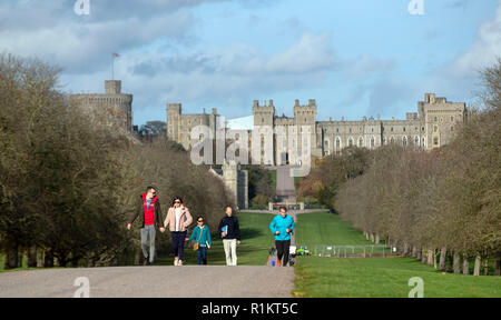 Les marcheurs profiter du soleil sur la longue promenade au château de Windsor, Berkshire. Banque D'Images