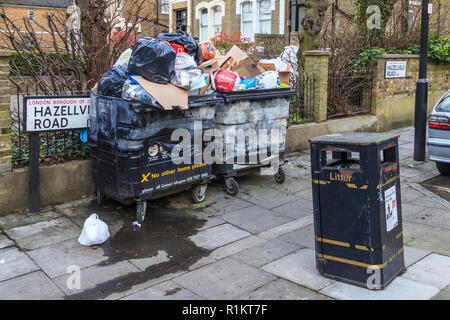 Les bacs de recyclage et de dumping, débordant de la foutaise à Islington, Londres, Royaume-Uni Banque D'Images