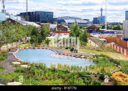 Piscine extérieure temporaire à King's Cross, Londres, Royaume-Uni, au cours de l'aménagement, de 2015 Banque D'Images