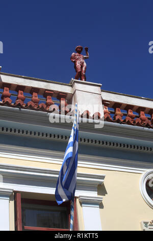 L'île de Kéa Grèce Ioulidha Ancien hôtel de ville construit en 1902 l'École de musique maintenant Statue d'argile de Hermes Banque D'Images