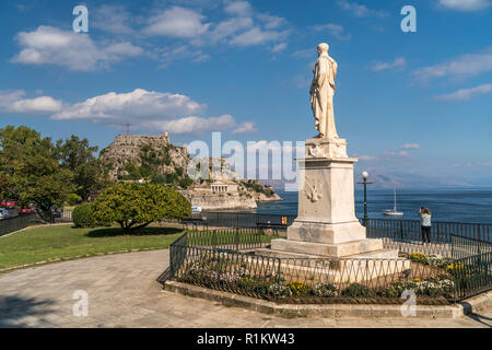 Denkmal Kapodistrias mit Blick auf die Alte Festung dans Korfu Stadt, Kerkyra, Greece, Europa | Statue de Kapodistrias et la vieille forteresse en C Banque D'Images