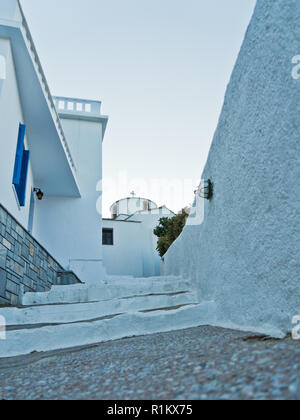 Petite église au sommet d'une colline au-dessus de la baie et du port de Skopelos, l' île de Skopelos en Grèce Banque D'Images