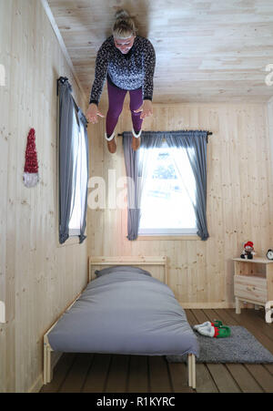 Un employé de la chambre de la "la maison à l'envers", une illusion à gravité zéro expérience, dans le triangle à Bournemouth, Dorset. Banque D'Images