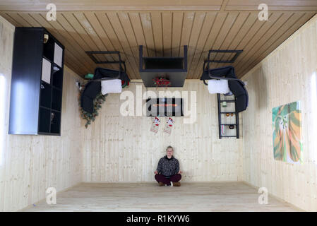 Un employé d'une des chambres dans la maison 'tête en bas', une illusion à gravité zéro expérience, dans le triangle à Bournemouth, Dorset. Banque D'Images