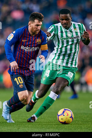 Barcelone, Espagne - 11 novembre : Leo Messi (L), du FC Barcelone est en concurrence pour le bal avec William Carvalho de Real Valladolid c.f. durant la match de la Liga entre le FC Barcelone et Real Valladolid c.f. au Camp Nou le 11 novembre 2018 à Barcelone, Espagne. (Photo de David Aliaga/MO Media) Banque D'Images