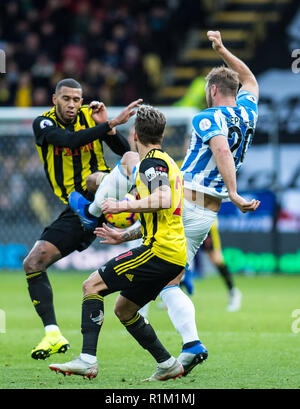 WATFORD, ANGLETERRE - 27 OCTOBRE : Kiko Femenía de Watford FC et Laurent Depoitre de Huddersfield Town au cours de la Premier League match entre Watford FC et Huddersfield Town à Vicarage Road le 27 octobre 2018 à Watford, Royaume-Uni. (MB) Banque D'Images