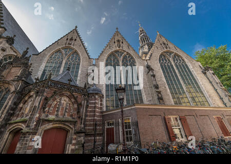 Amsterdam, Pays-Bas, le 31 juillet 2018 : Retour Vue de côté De Oude Kerk (vieille église) le plus ancien bâtiment d'Amsterdam et la plus ancienne église paroissiale Banque D'Images