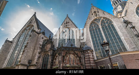 Amsterdam, Pays-Bas, le 31 juillet 2018 : l'arrière vue panoramique de Oude Kerk (vieille église) le plus ancien bâtiment d'Amsterdam et la plus ancienne église paroissiale Banque D'Images