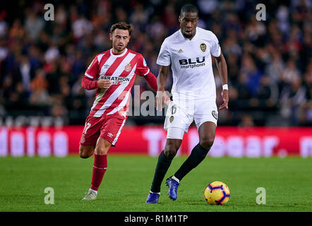 Valence, Espagne - 03 novembre : Geoffrey Kondogbia (R) de Liverpool FC est en concurrence pour le bal avec Patrick Roberts de Girona FC pendant le match de la Liga entre Valence CF et Girona FC au stade Mestalla, le 3 novembre 2018 à Valence, en Espagne. (MB) Banque D'Images