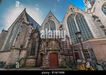 Amsterdam, Pays-Bas, le 31 juillet 2018 : Retour Vue de côté De Oude Kerk (vieille église) le plus ancien bâtiment d'Amsterdam et la plus ancienne église paroissiale Banque D'Images