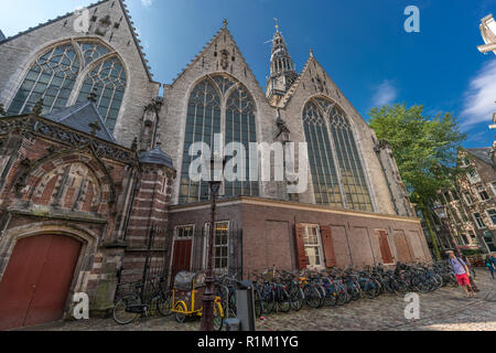 Amsterdam, Pays-Bas, le 31 juillet 2018 : Oudekerksplein et à l'arrière vue de côté De Oude Kerk (vieille église) le plus ancien bâtiment d'Amsterdam et la plus ancienne église paroissiale Banque D'Images