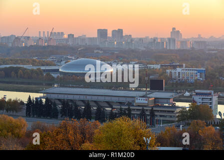 Moscou, Russie - 17 octobre, 2018 : vue sur l'horizon de l'Aviron et Krylatskoye Krylatskoye Canal Sports Palace, à l'aube. Banque D'Images