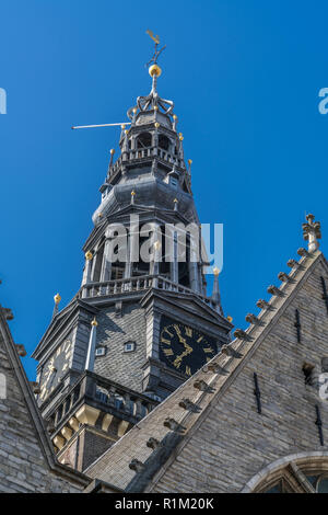 Amsterdam, Pays-Bas, le 31 juillet 2018 : Réveil Clocher De Oude Kerk (vieille église) le plus ancien bâtiment d'Amsterdam et la plus ancienne église paroissiale Banque D'Images