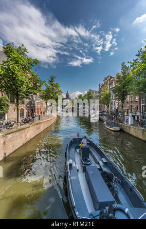 Amsterdam, Pays-Bas, le 31 juillet 2018 : vue sur bateau transportant une bicyclette en passant par Oudezijds Voorburgwal à partir du pont en Oudekenni Oudekerksbrug Banque D'Images