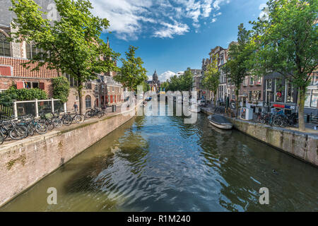 Amsterdam, Pays-Bas, le 31 juillet 2018 : Avis de Oudezijds Voorburgwal partir Oudekerksbrug Oudekennissteeg pont en district. Basilique de St N Banque D'Images