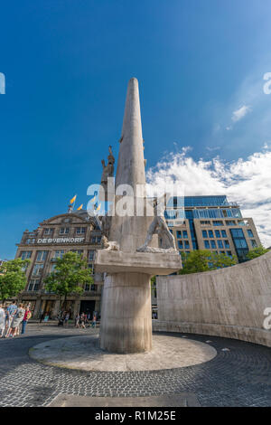 Amsterdam, Pays-Bas, le 31 juillet 2018 : National Monument sur la place du Dam (Nationaal Monument op de Dam) conçu par Jacobus Oud sculptures de Jean Rädec Banque D'Images