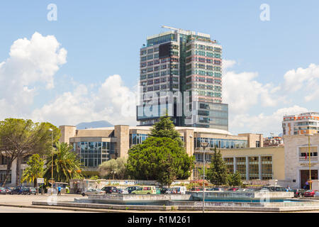 Tirana, Albanie - 30 juin 2014 : Gratte-ciel dans le centre de Tirana. Tirana est la capitale et ville la plus peuplée de l'Albanie. Banque D'Images