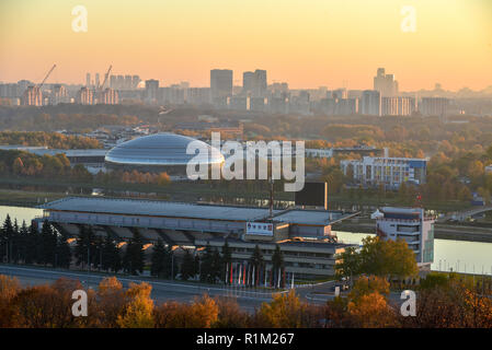 Moscou, Russie - 17 octobre, 2018 : vue sur l'horizon de l'Aviron et Krylatskoye Krylatskoye Canal Sports Palace, à l'aube. Banque D'Images