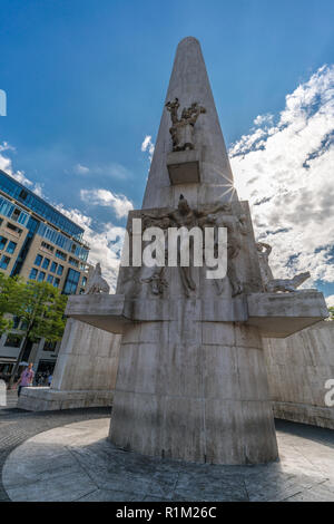 Amsterdam, Pays-Bas, le 31 juillet 2018 : National Monument sur la place du Dam (Nationaal Monument op de Dam) conçu par Jacobus Oud sculptures de Jean Rädec Banque D'Images