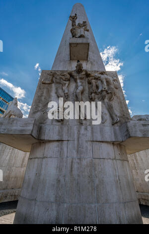 Amsterdam, Pays-Bas, le 31 juillet 2018 : National Monument sur la place du Dam (Nationaal Monument op de Dam) conçu par Jacobus Oud sculptures de Jean Rädec Banque D'Images