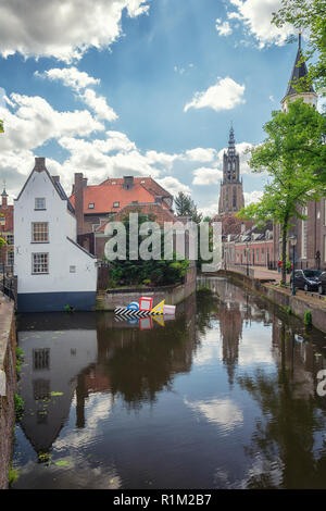 Amersfoort, Pays-Bas, le 17 mai 2015 : Impression de ville d'Amersfoort aux Pays-Bas avec la Onze Lieve Vrouwetoren en arrière-plan et d'un flotteur Banque D'Images