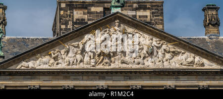 Amsterdam, Pays-Bas, le 31 juillet 2018 : vue panoramique de tympan Bas-relief 'Personnification d'Amsterdam' Palais Royal (Koninklijk Paleis van Amsterdam Banque D'Images