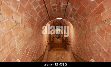 Modèle de Boomer de bébé à la base d'un passage souterrain, les contrebandiers' cove tunnel menant à la plage de Ness Shaldon, Devon, Angleterre Banque D'Images