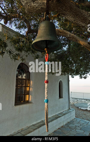 Cloche de l'église en face de l'église Agios Ioannis Kastri au coucher du soleil, à partir de célèbres scènes de film Mamma Mia, île de Skopelos, Grèce Banque D'Images