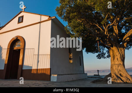 Olivier et l'église d'Agios Ioannis Kastri au coucher du soleil, à partir de célèbres scènes de film Mamma Mia, île de Skopelos, Grèce Banque D'Images