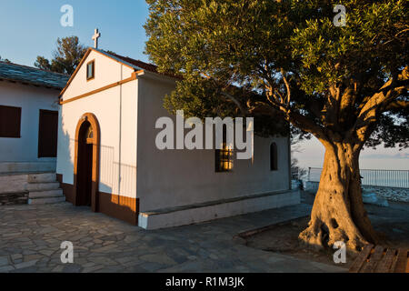 Olivier et l'église d'Agios Ioannis Kastri au coucher du soleil, à partir de célèbres scènes de film Mamma Mia, île de Skopelos, Grèce Banque D'Images