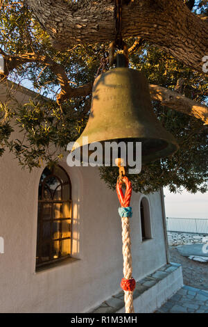 Cloche de l'église en face de l'église Agios Ioannis Kastri au coucher du soleil, à partir de célèbres scènes de film Mamma Mia, île de Skopelos, Grèce Banque D'Images