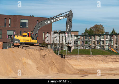 Excavatrice Volvo ec240 en action au sommet d'une montagne de sable sur un chantier Banque D'Images