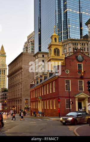 Old State House avec vue sur rue à tour de Custom House, Boston, Massachusetts, USA, Old State House était le siège d'origine coloniale de Banque D'Images