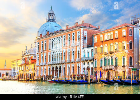 Grand Canal de Venise et le dôme de la Basilique Santa Maria dell Banque D'Images