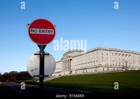 Pas d'entrée affiche à l'extérieur des édifices du Parlement Stormont belfast Irlande du Nord Banque D'Images