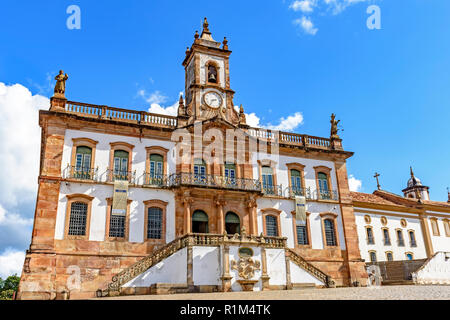 Ancien bâtiment du xviiie siècle à l'architecture coloniale sur la place centrale de la ville d'Ouro Preto, dans le Minas Gerais Banque D'Images