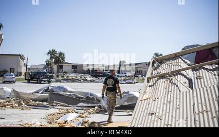 Un membre de la 325e Escadron de génie civile commence le processus de nettoyage autour de leur escadron sur la base aérienne Tyndall, en Floride, le 18 octobre 2018, à la suite de la suite de l'ouragan Michael. Plusieurs commandes importantes ont mobilisé des ressources de secours dans le but de restaurer la paix après l'ouragan a causé des dommages considérables à la base. Banque D'Images