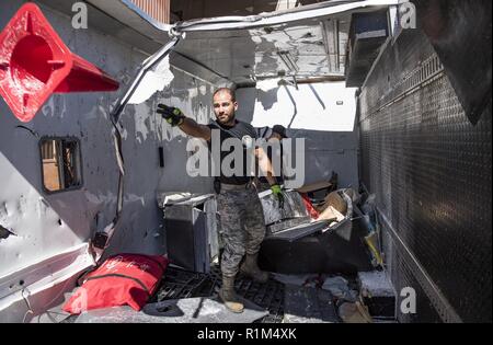 Les membres du 325e Escadron de génie civil commencer le processus de nettoyage autour de leur escadron sur la base aérienne Tyndall, en Floride, le 18 octobre 2018, à la suite de la suite de l'ouragan Michael. Plusieurs commandes importantes ont mobilisé des ressources de secours dans le but de restaurer la paix après l'ouragan a causé des dommages considérables à la base. Banque D'Images